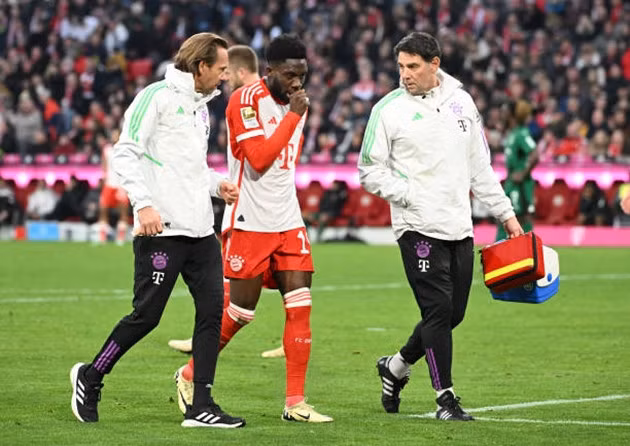 Alphonso Davies dính chấn thương đầu gối trong trận đấu hôm thứ Bảy.