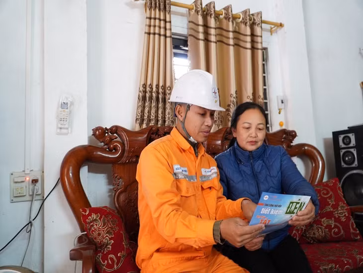 Công nhân Điện lực Tiên Yên tuyên truyền sử dụng điện tiết kiệm an toàn và hiệu quả.