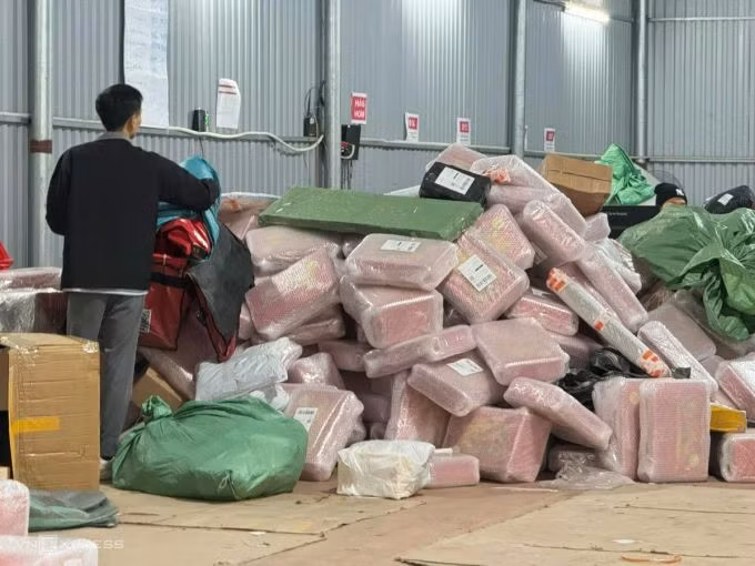 Một góc kho hàng của đơn vị chuyển phát nhanh tại phường Phúc La, quận Hà Đông (Hà Nội), chiều 31/1. Ảnh: Ngọc Thành