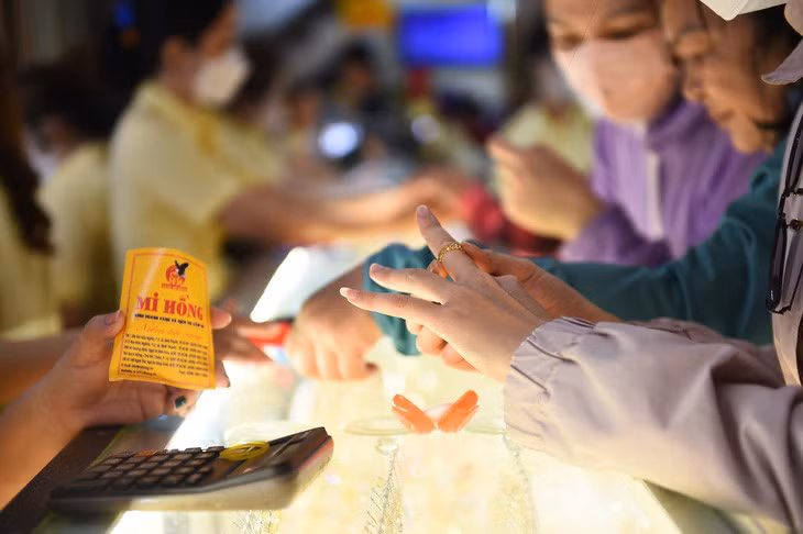 Giá vàng nhẫn tăng nhanh theo đà tăng của giá vàng thế giới - Ảnh: QUANG ĐỊNH