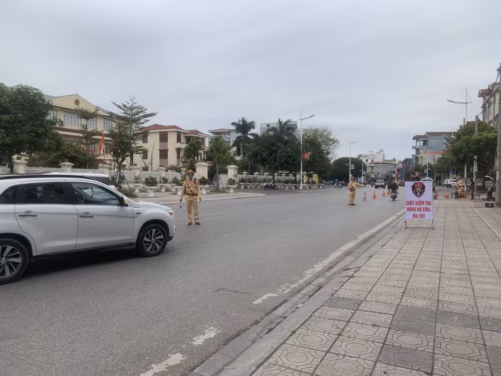 Công an TP Móng Cái triển khai kiểm tra nồng độ cồn người điều khiển phương tiện ngay trong những ngày đầu năm mới 2024.