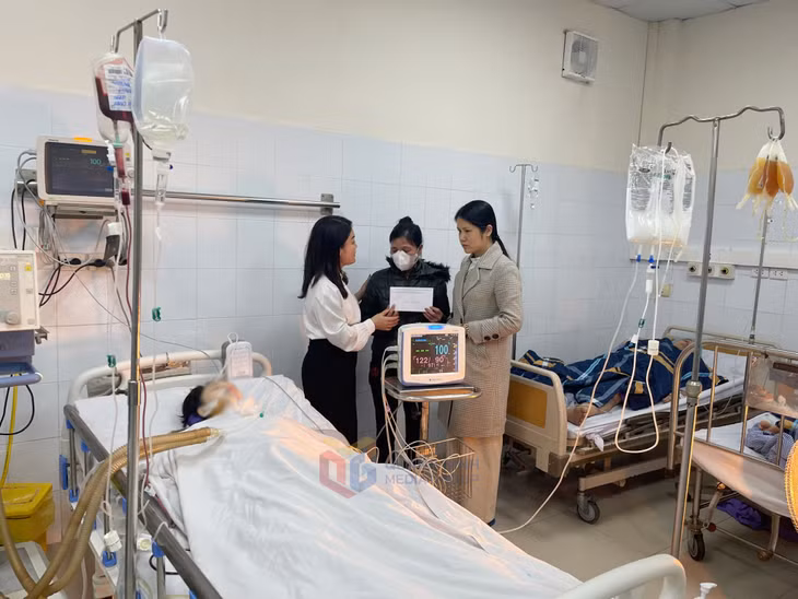 Lãnh đạo Ban Tuyên giáo Thành ủy Hạ Long và Phòng GD&amp;ĐT thành phố đến bệnh viện để thăm hỏi và động viên gia đình học sinh D.T.T.Đ ngay sau khi ca mổ thành công.