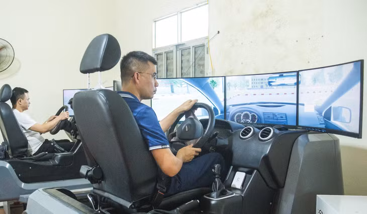 Mô phỏng lái xe ô tô bằng mô hình thực tế ảo. Ảnh: Đình Hiếu
