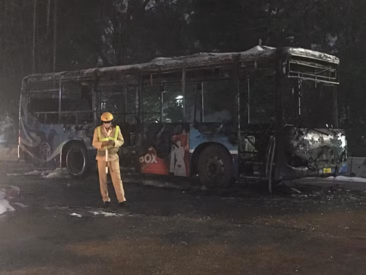 Chiếc xe buýt chỉ còn lại trơ khung sau vụ hỏa hoạn.