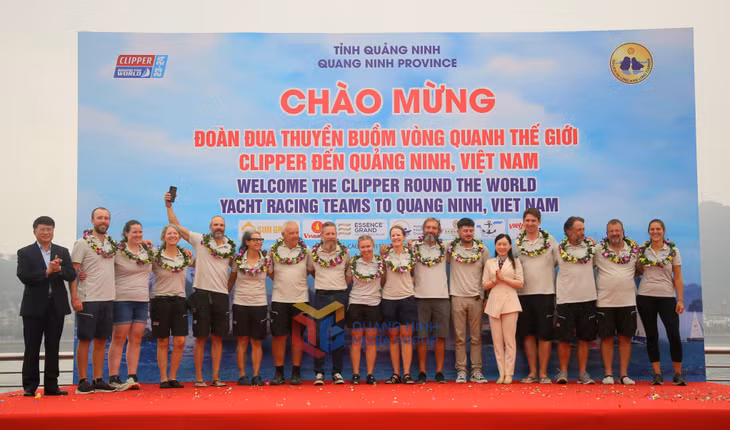 Lãnh đạo Sở Du lịch tỉnh và lãnh đạo TP Hạ Long tặng hoa lưu niệm cho các thủy thủ đoàn của các đội đua.