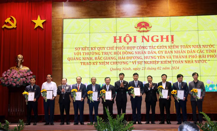 Kiểm toán Nhà nước trao Kỷ niệm chương 