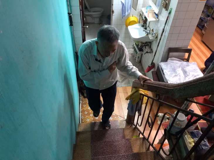 Chú Lành phải sống chung với các cơn đau ngực, khó thở do tim.