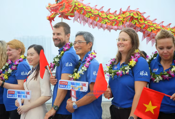 Các đội đua hào hứng check-in tại Di sản - Kỳ quan thiên nhiên thế giới Vịnh Hạ Long cùng với cờ đỏ sao vàng - Quốc kỳ của Việt Nam và các hashtag "HaLong Bay, Viet Nam".