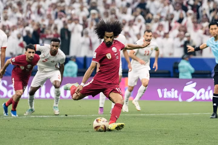 Đội tuyển Qatar ghi 3 bàn bằng phạt đền ở chung kết Asian Cup 2023. (Ảnh: Getty Images)