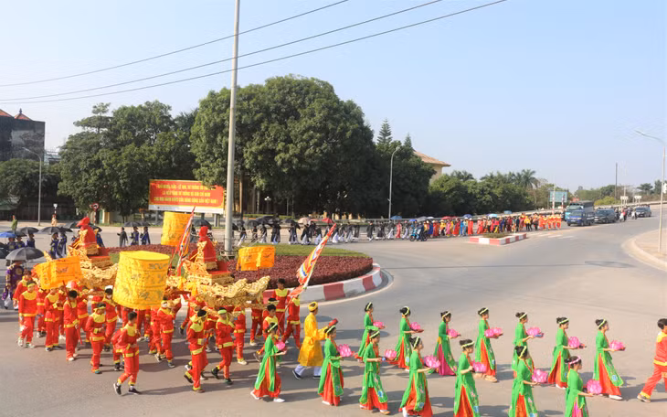 Dòng người nô nức rước thần du xuân qua những cung đường đẹp như thơ của thành phố đôi bờ sông biên giới.