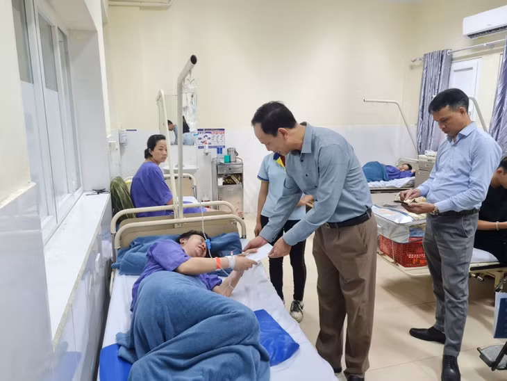 Lãnh đạo TX Quảng Yên đến thăm, động viên công nhân Công ty TNHH Vega Balls nghi bị ngộ độc khí do hỏng máy nén khí.
