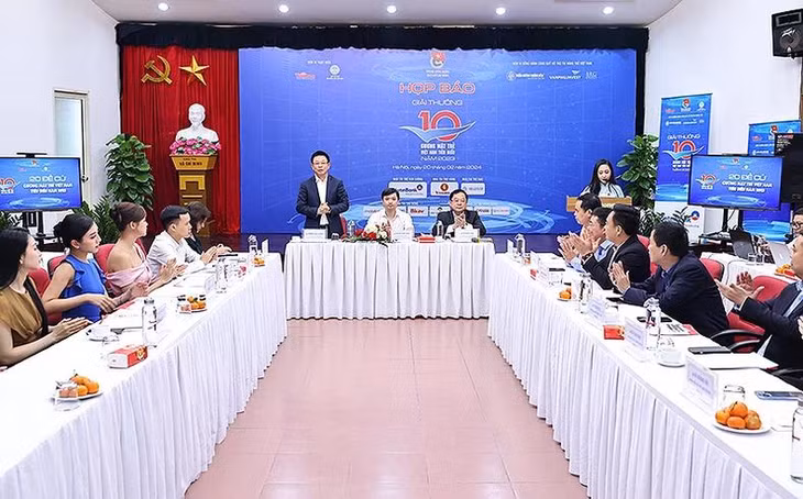 Buổi họp báo thông tin về Giải thưởng diễn ra dưới sự điều hành của Bí thư Trung ương Đoàn Nguyễn Minh Triết (ở giữa).