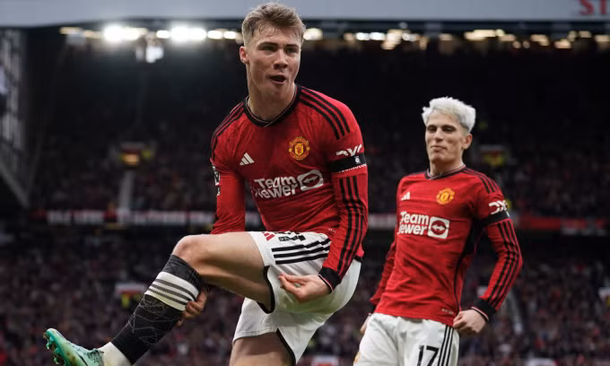 Tiền đạo Rasmus Hojlund chia vui sau khi mở tỷ số cho Man Utd. Ảnh: AP