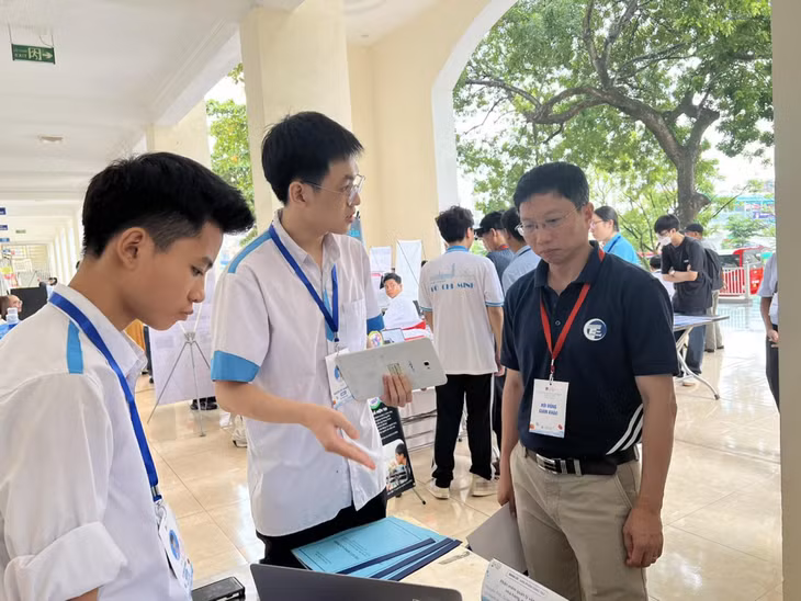 Học sinh Trường THPT Hoàng Quốc Việt, TX Đông Triều giới thiệu phần mềm quản lý vận hành nhà hàng, quán ăn do các em thiết kế. Ảnh: Nhà trường cung cấp.