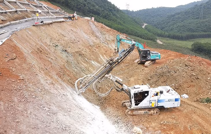 Thi công dự án đường cao tốc Bắc - Nam đoạn Vũng Áng - Bùng. Ảnh: Văn Đức