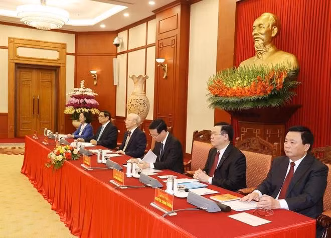 Tổng Bí thư Nguyễn Phú Trọng cùng các đồng chí Ủy viên Bộ Chính trị: Chủ tịch nước Võ Văn Thưởng; Thủ tướng Chính phủ Phạm Minh Chính; Chủ tịch Quốc hội Vương Đình Huệ; Thường trực Ban Bí thư, Trưởng Ban Tổ chức Trung ương Trương Thị Mai; Giám đốc Học viện Chính trị Quốc gia Hồ Chí Minh, Chủ tịch Hội đồng Lý luận Trung ương, Tổ trưởng Tổ Biên tập Văn kiện Nguyễn Xuân Thắng chủ trì phiên họp. (Ảnh: Trí Dũng/TTXVN)