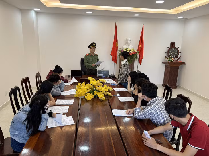 Công an tỉnh Quảng Nam tống đạt lệnh khởi tố bị can để điều tra liên quan đường dây cho vay nặng lãi 20.000 tỉ đồng - Ảnh: C.A