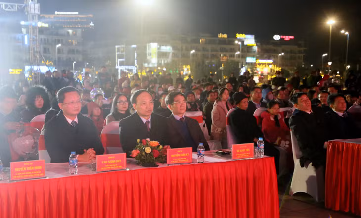 Các đồng chí lãnh đạo tỉnh tới dự và cùng nhân dân, du khách thưởng thức chương trình nghệ thuật.