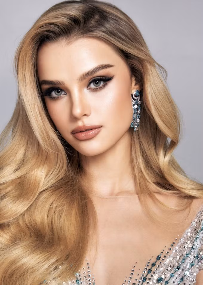 Krystyna Pyszková - người đẹp Cộng hòa Czech - được nhận xét là ứng viên mạnh tại cuộc thi năm nay nhờ gương mặt búp bê, cao 1,8 m. Cô thường xuyên vào top đầu dự đoán của nhiều chuyên trang nhan sắc. Mỹ nhân 24 tuổi, tốt nghiệp ngành Luật tại Đại học Karl, Praha, đang theo học thạc sĩ Quản trị kinh doanh tại MCI Innsbruck, Áo.