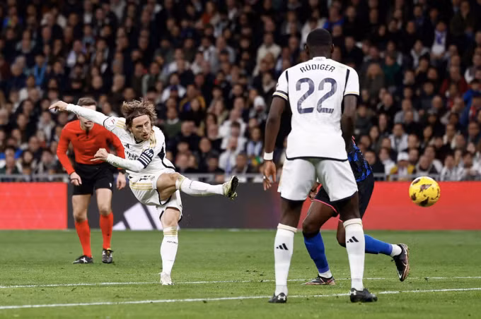 Modric dứt điểm từ ngoài vòng cấm, ghi bàn giúp Real hạ Sevilla 1-0 ở vòng 26 La Liga trên sân Bernabeu ngày 25/2. Ảnh: Real Madrid
