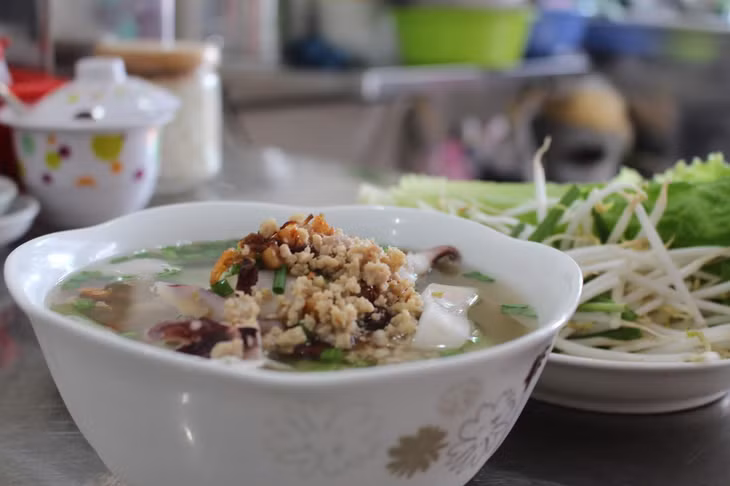 Từ TPHCM, bạn có thể đến Cần Thơ khoảng 160km. Bạn có thể đến đó bằng xe máy, ô tô, xe khách, du thuyền và máy bay. Chi phí và thời gian di chuyển tùy thuộc phương tiện bạn chọn.