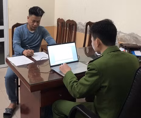 Sau khi bắt giữ đối tượng, lực lượng công an đã áp giải đối tượng về trụ sở cơ quan điều tra để tiếp tục điều tra, xử lý theo quy định của pháp luật. Ảnh: Nam Hồng