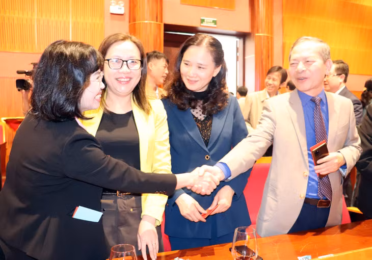Đồng chí Trịnh Thị Minh Thanh, Phó Bí thư Tỉnh ủy lì xì đầu năm mới cho cán bộ, công chức, viên chức trong tỉnh.