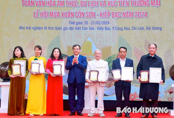 Lãnh đạo UBND tỉnh trao giấy chứng nhận vinh danh ẩm thực tiêu biểu cho lãnh đạo các địa phương và đại diện các món ăn