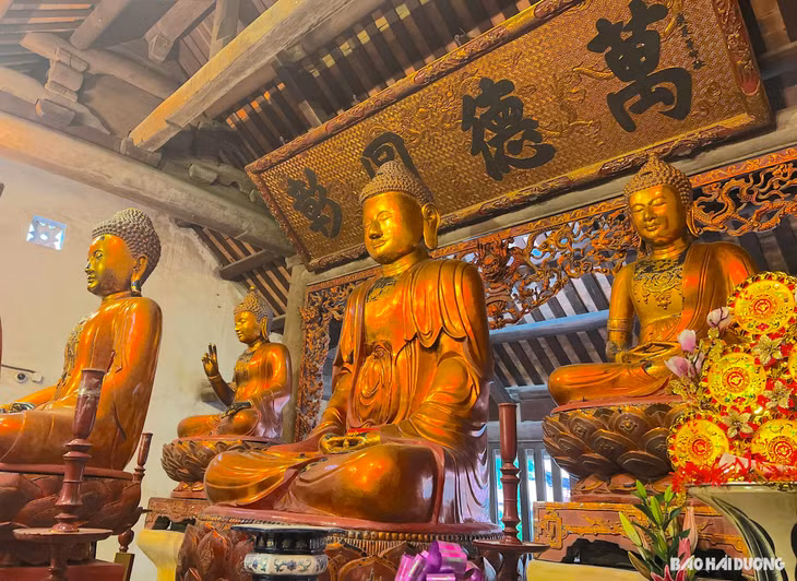 Bộ tượng Tam thế Phật ở chùa Côn Sơn gồm hai vị Phật Quá Khứ, Vị Lai (đặt hai bên tượng Phật A Di Đà theo một hàng) và tượng Phật Hiện Tại (ngoài cùng bên trái ảnh)