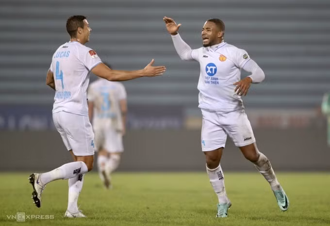 Rafaelson (phải) góp dấu giày vào hai bàn thắng của Nam Định trong trận thắng Hà Nội FC 3-2 ở vòng 11 V-League 2023-2024. Ảnh: Lâm Thoả