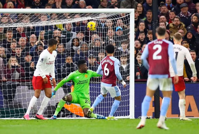 Tình huống Douglas Luiz (số 6) gỡ hòa 1-1 cho Aston Villa. Ảnh: Reuters