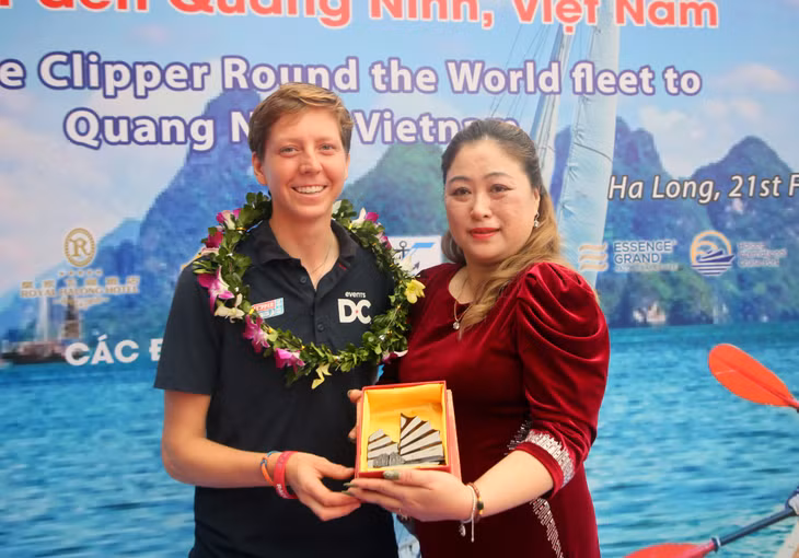 Nghệ nhân Nguyễn Thị Thanh Bình tặng cho thủy thủ Đội đua thuyền buồm Wasington DC sản phẩm lưu niệm làm từ than đá.