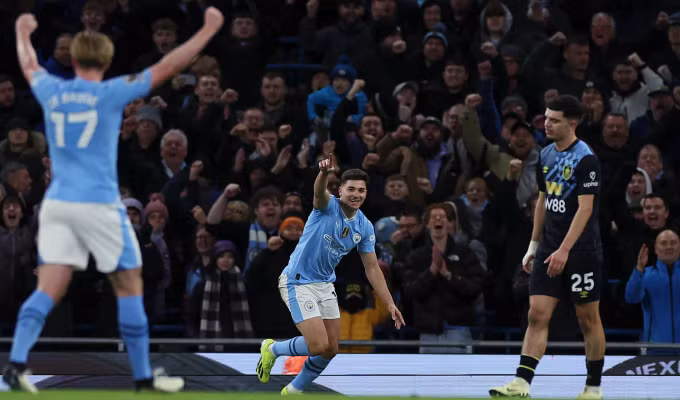 Alvarez hướng về phía De Bruyne chia vui sau khi lập công. Ảnh: Reuters