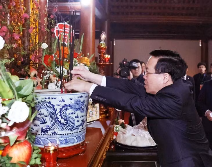 Chủ tịch nước Võ Văn Thưởng dâng hương tại Khu lưu niệm Anh hùng dân tộc, Danh nhân văn hóa thế giới Nguyễn Trãi. (Ảnh:TTXVN)