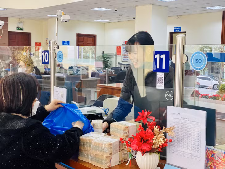Khách hàng thực hiện giao dịch tại Vietinbank Quảng Ninh.