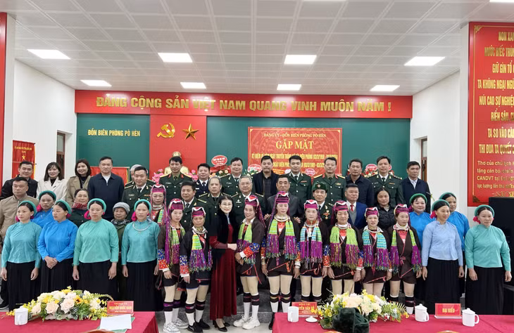 Các đại biểu tham dự buổi gặp mặt chụp ảnh lưu niệm.