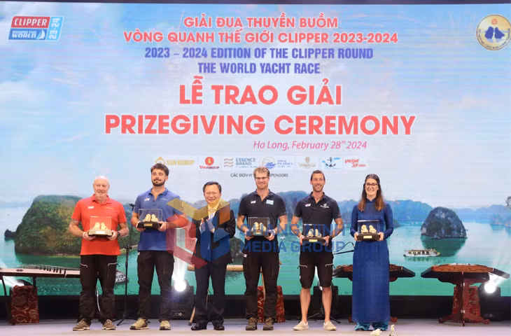 Đồng chí Cao Tường Huy, Phó Bí thư Tỉnh ủy, Chủ tịch UBND tỉnh tặng quà lưu niệm cho đại diện Ban Tổ chức Clipper Race và thuyền trưởng các đội đua. Ảnh: Hoàng Nga
