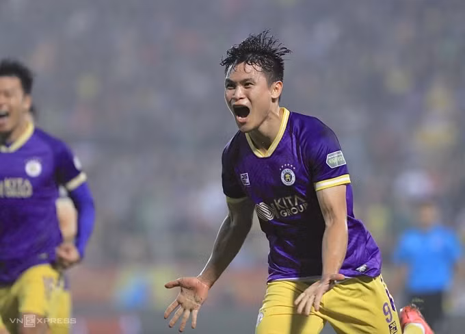 Phạm Tuấn Hải ghi bàn giúp Hà Nội FC dẫn Nam Định 2-1. Ảnh: Minh Minh