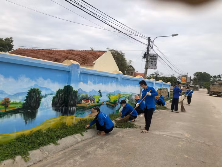 Đoàn viên thanh niên tham gia vẽ tranh tường tuyến phố Trần Hưng Đạo (phường Yên Giang, TX Quảng Yên).