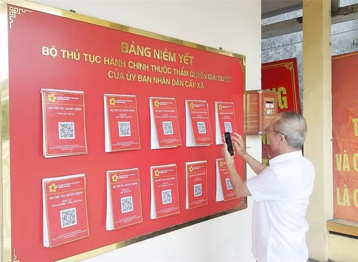 Người dân thực hiện quét mã QR code để tra cứu các TTHC tại UBND phường Vàng Danh (TP Uông Bí). Ảnh: Mai Hương-CTV