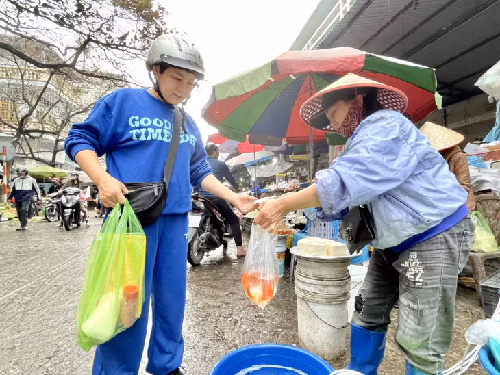 Mua cá chép để tiễn ông Công, ông Táo về trời đã trở thành nét đẹp truyền thống của người Việt.
