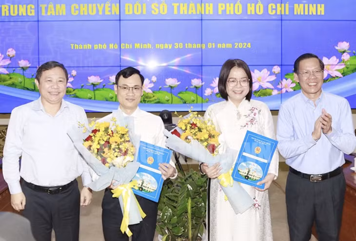 Bà Võ Thị Trung Trinh (thứ 2 từ phải qua) giữ chức Giám đốc Trung tâm chuyển đổi số TP.HCM. Ảnh: hcmcpv.