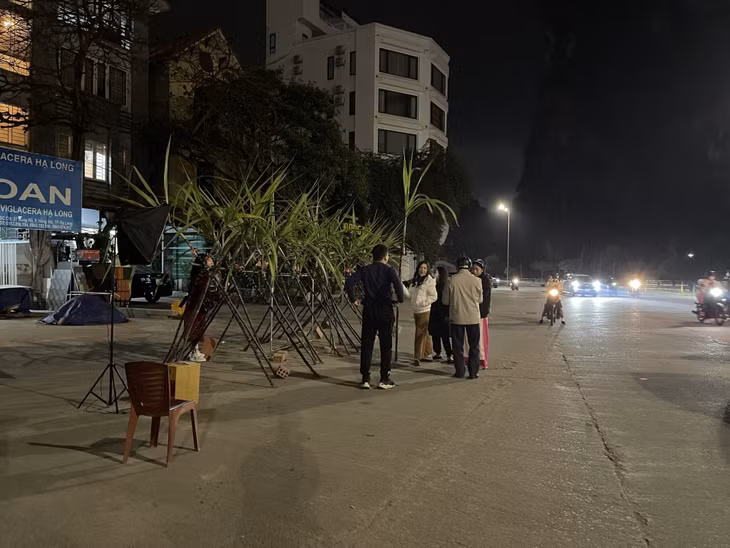 Người dân mua mía lộc cầu chúc những điều may mắn trong năm mới.