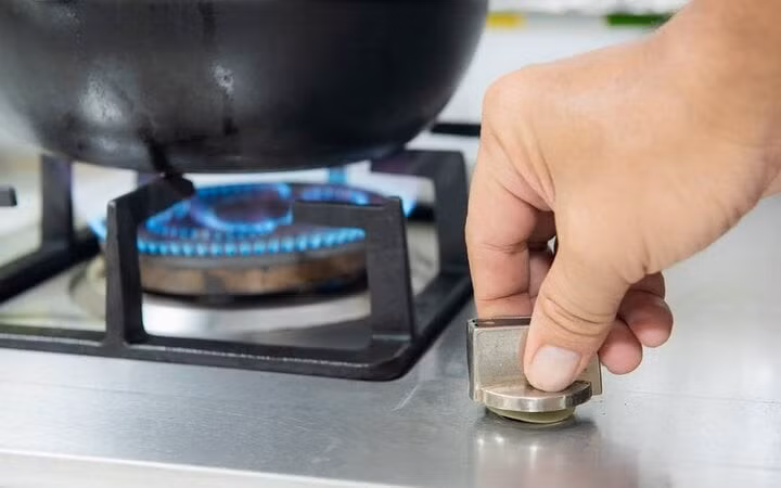 Điều chỉnh ngọn lửa phù hợp kích thước nồi là cách tiết kiệm gas hiệu quả. (Ảnh: GenK)