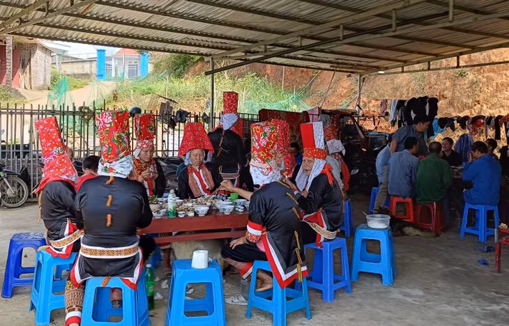 Sau nghi thức cúng, con cháu trong dòng tộc sẽ cùng thụ lộc.