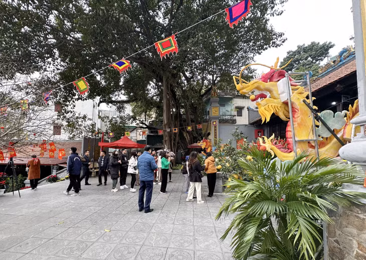 Nhiều người dân và du khách tới tham quan, chiêm bái đền Đức Ông Trần Quốc Nghiễn trong ngày Rằm tháng Giêng.