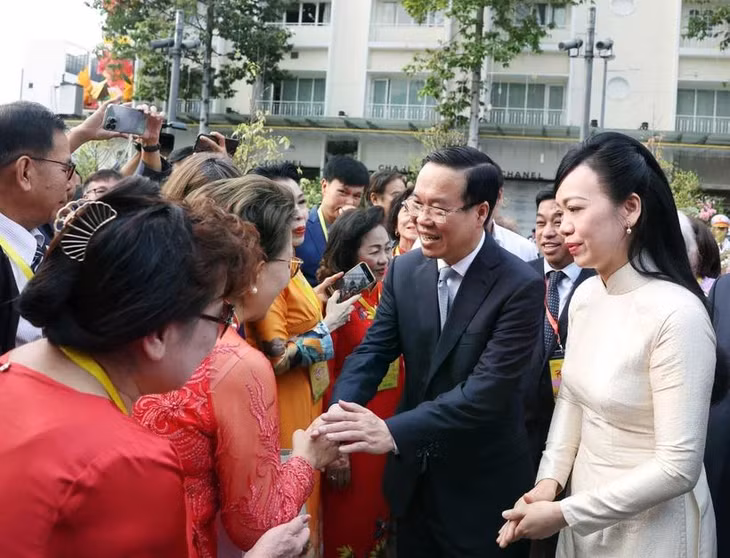 Chủ tịch nước Võ Văn Thưởng và phu nhân với các kiều bào. (Ảnh: Thống Nhất/TTXVN)