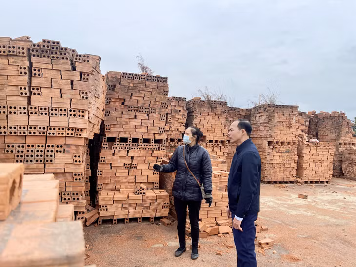 Người lao động Công ty CP Gốm xây dựng Yên Hưng được TX Quảng Yên hỗ trợ quà tết 500.000 đồng/người.