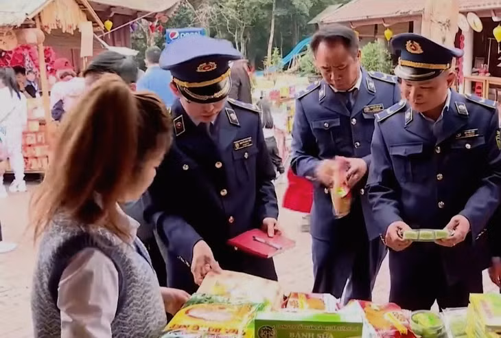 Các lực lượng chức năng kiểm tra việc đảm bảo vệ sinh an toàn thưc phẩm tại Khu di tích danh thắng Yên Tử, TP Uông Bí. Ảnh TL