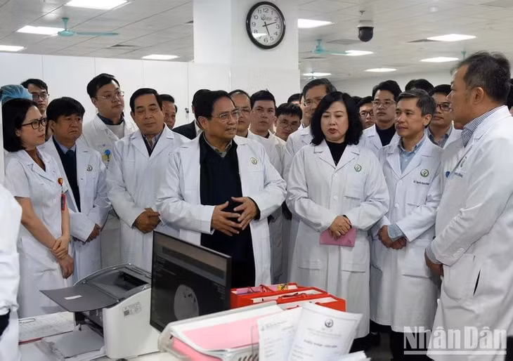 Thủ tướng Phạm Minh Chính thăm hỏi, động viên kíp trực ngày Tết của Phòng Khám cấp cứu Bệnh viện Hữu nghị Việt Đức. Ảnh: TRẦN HẢI